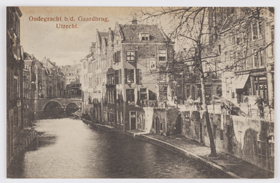 606325 Gezicht op de Oudegracht te Utrecht, vanaf de Gaardbrug, met in het midden de panden aan de Donkere Gaard.